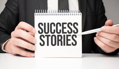 Kağıt tutan bir iş adamı. Başarı hikayeleri içeren bir kağıt.