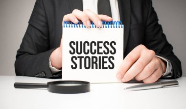 Kağıt tutan bir iş adamı. Başarı hikayeleri içeren bir kağıt.