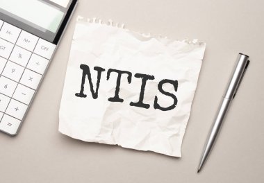 Kırmızı kalemle. - Evet. Kal. Hesap makinesi ve beyaz arkaplan. Not defterindeki ntis işareti