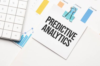 Prestijli analitik metin konsepti. Hesap makinesi, grafik, rapor ve metin bütçesi 2021 ile ofis çalışma masası çok renkli arkaplan üzerine küçük bir kağıt parçası.