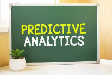 Okul yönetim kurulunda, arama motoru optimizasyonu ve web sitelerinde tebeşirle yazılmış prestijli ANALYTICS. Masa, süpürülmüş kağıt topları, bilgisayar klavyesi