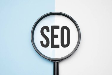 Finans ve ekonomi kavramı. Beyaz arkaplanda büyüteç, metin içinde - SEO