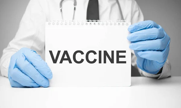 Médico Sosteniendo Una Tarjeta Con Texto Vacina Concepto Médico — Foto de Stock