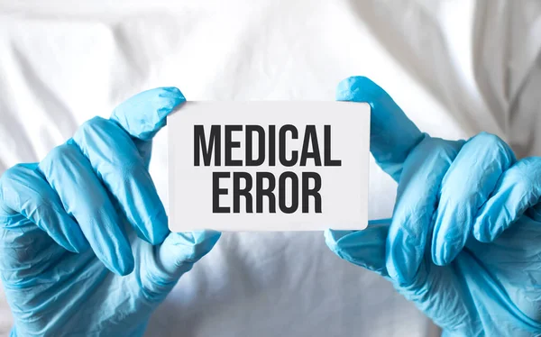 Врач Держит Карточку Текстом Medical Error Медицинская Концепция — стоковое фото