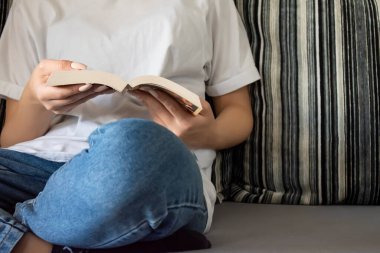 mutlu kız öğrenci bir kitap, beyaz zemin üzerine izole studio flipping