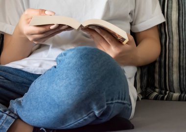 mutlu kız öğrenci bir kitap, beyaz zemin üzerine izole studio flipping