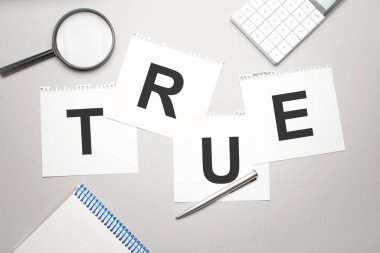 Büyüteç, hesap makinesi, kalem ve kağıt sayfası ve metin doğru