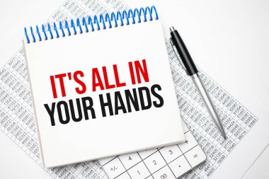 Hesap makinesi, kalem, kağıt üzerindeki rakamların yanında beyaz bir defterde vergi mukavelesi var. Vergi kavramı