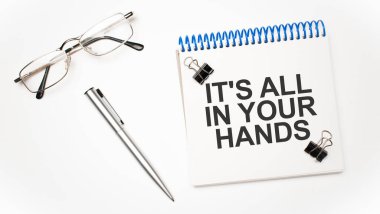 Hesap makinesi, kalem, gözlük ve yazılı not defteri hepsi senin elinde.