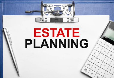 İş ve finans kavramı. Masanın üzerinde bir defter, bir kalem, bir hesap makinesi ve bir klasör var.