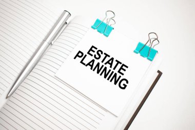 Beyaz gelecekteki hesap makinesi, kağıt çarşaf, pembe ataç ve gümüş renkli kalem. Metin Özellikleri Planlama