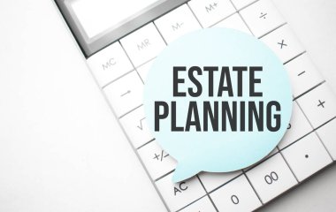 Beyaz arkaplanda metin Özellikleri Planlama ve Hesap Makinesi ile konuşma balonu