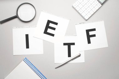 Metin kimlikli büyüteç, hesap makinesi, kalem ve kağıt sayfası