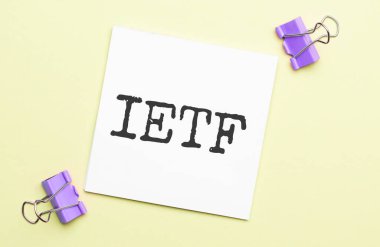 Kırtasiyeli sarı arkaplan üzerinde metin özeti olan beyaz kağıt