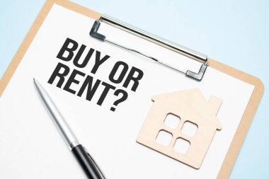 İster al ister kirala, 2022 konsepti. Mavi arkaplanda kırmızı zar ve defter