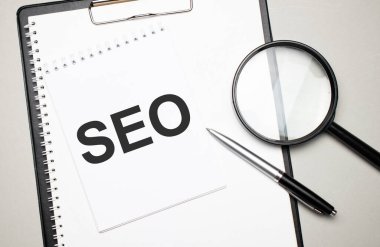 beyaz zemin üzerinde kelime seo olan büyüteç