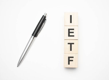 Fmla, kalemin yanındaki bordo bir defterin üzerinde duran tahta küplerden oluşur. İş konsepti