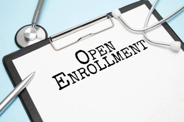 AÇIK KURUMU. Stetoskoplu adrenalin bezleri, laboratuvar test tüpleri, kortizol etiketli notlar.