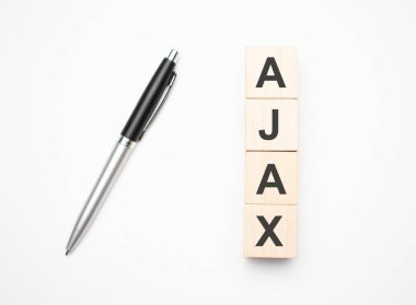 Ajax, kalemin yanındaki bordo bir defterin üzerinde duran tahta küplerden oluşur. İş konsepti