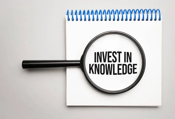 Ampliação Vidro Com Palavra Invest Knowledge Fundo Gráfico — Fotografia de Stock