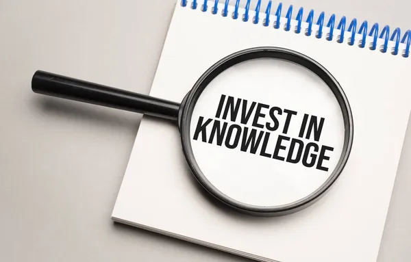 Ampliação Vidro Com Palavra Invest Knowledge Fundo Gráfico — Fotografia de Stock