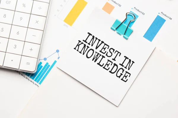 Invest Knowledge Textkonzept Büroarbeitstisch Mit Taschenrechner Grafiken Bericht — Stockfoto