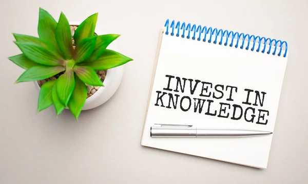 Invest Knowledge Est Écrit Dans Bloc Notes Blanc Près Presse — Photo