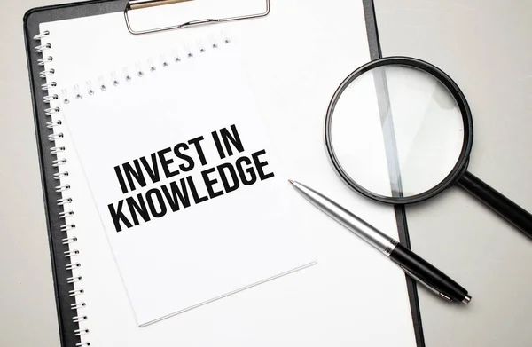 Lupa Com Palavra Invest Knowledge Sobre Fundo Branco — Fotografia de Stock