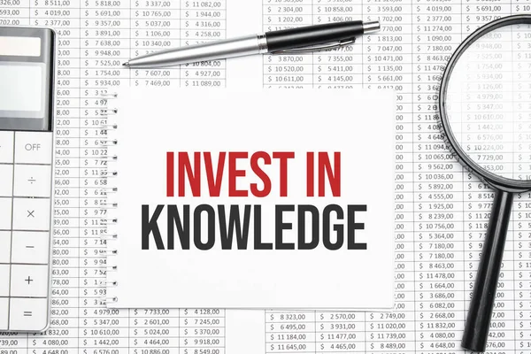 Invest Knowledge Text Papíře Kalkulačkou Lupou Perem Pozadí Grafu — Stock fotografie