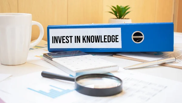 Invest Knowledge Wörter Auf Etiketten Mit Aktenordnern — Stockfoto