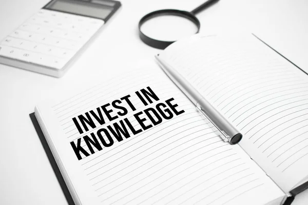 Geschäftszubehör Taschenrechner Berichte Und Lupe Mit Text Invest Knowledge — Stockfoto