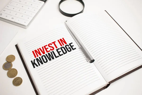 Geschäftszubehör Taschenrechner Münzen Berichte Und Lupe Mit Text Invest Knowledge — Stockfoto