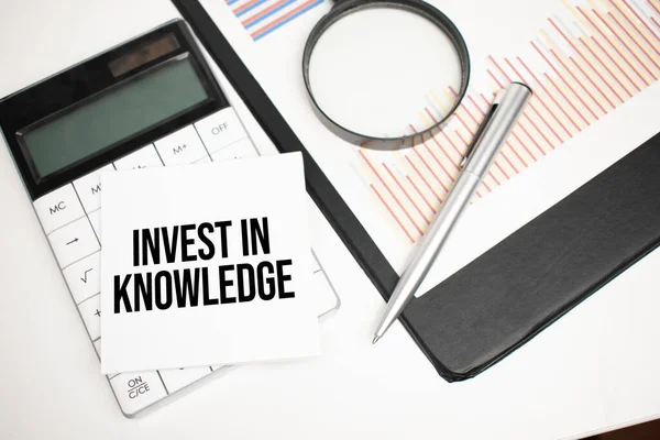 Text Invest Knowledge Auf Der Staffelei Mit Bürogeräten Und Papier — Stockfoto