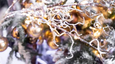 Noel ağacı oyuncakları ve ışıklar. 2022 tatil konsepti