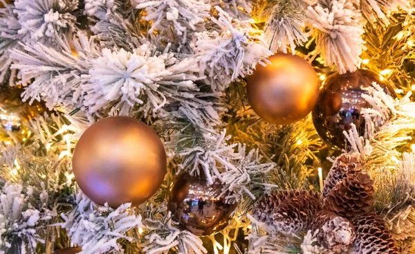 Tannenzweig Mit Kugeln Und Festliche Lichter Auf Dem Weihnachtlichen Hintergrund — Stockfoto