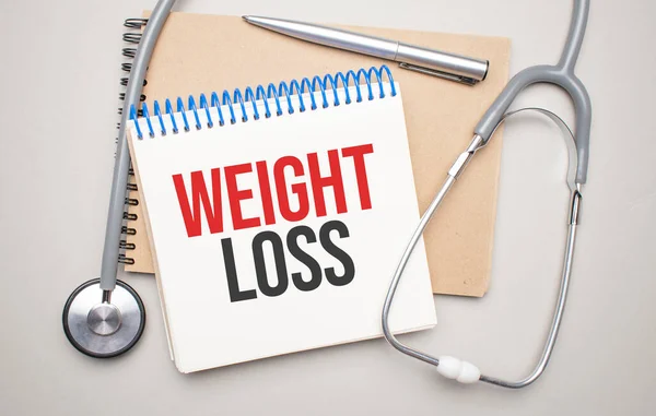 Білий Блокнот Словами Weight Loss Стетоскоп Синьому Фоні Медична Концепція — стокове фото