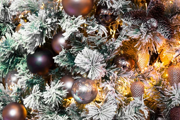 Tannenzweig Mit Kugeln Und Festliche Lichter Auf Dem Weihnachtlichen Hintergrund — Stockfoto