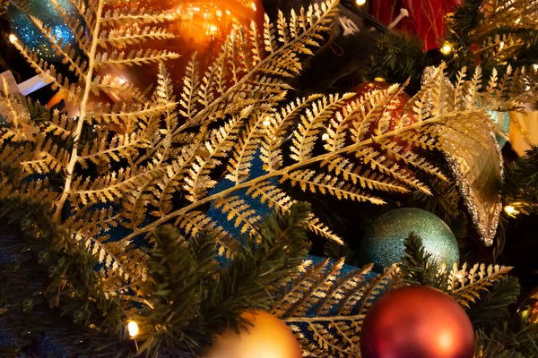 Weihnachtsbaumschmuck Auf Einer Tanne Konzept Weihnachten 2022 — Stockfoto