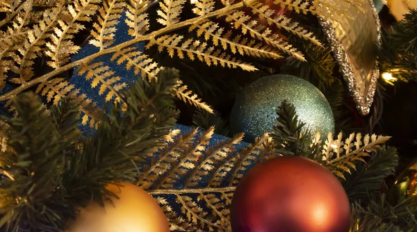 Árbol Navidad Decorado Sobre Fondo Borroso Brillante Hadas — Foto de Stock