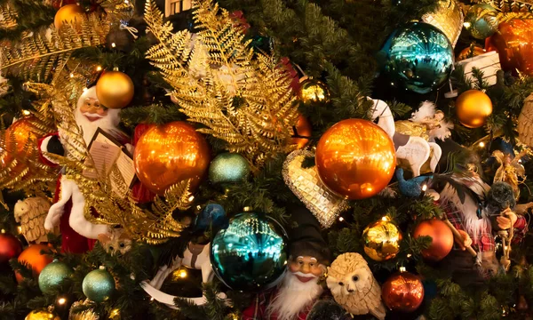 Geschmückter Weihnachtsbaum Auf Verschwommenem Glitzerndem Und Märchenhaftem Hintergrund — Stockfoto