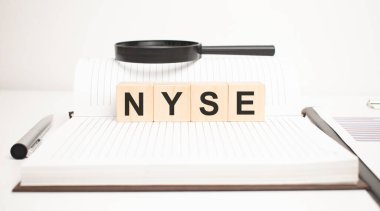 Kelime kavramını değiştir. Tahta küpler, not defteri, kalem ve iş çizelgeleri.