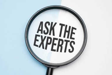 Finans ve ekonomi kavramı. Beyaz arkaplan üzerinde büyüteç, metin içinde yazılı Uzmana Sor