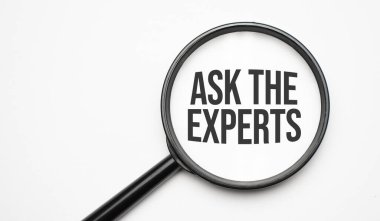 Finans ve ekonomi kavramı. Beyaz arkaplan üzerinde büyüteç, metin içinde yazılı Uzmana Sor