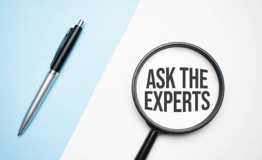 Finans ve ekonomi kavramı. Beyaz arkaplan üzerinde büyüteç, metin içinde yazılı Uzmana Sor