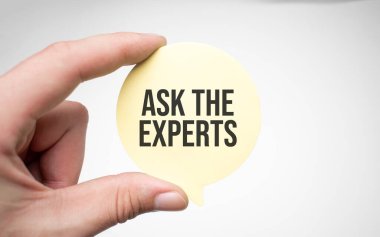 Bir kelime baloncuk konuşma insan elleri Tüm mavi arka plan uzmanı sorun