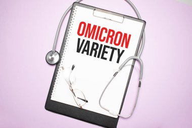 Gri steteskop ve kağıttan bir yaprak beyaz kağıt. Üzerinde açık mavi renkli metin var. Tıbbi konsept.