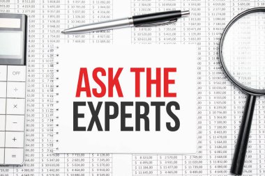 Hesap makinesi, büyüteç ve grafik arkaplanındaki kalem ile kağıt üzerindeki Uzman metne sorun