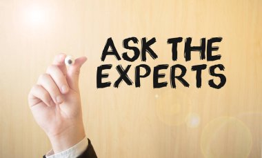 El yazısı yazması. İşaretleyici ve iş konseptiyle Uzmana sorun.