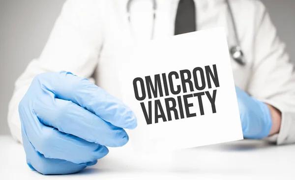 Γιατρός Κρατώντας Μια Κάρτα Κείμενο Omicron Variety Ιατρική Έννοια — Φωτογραφία Αρχείου