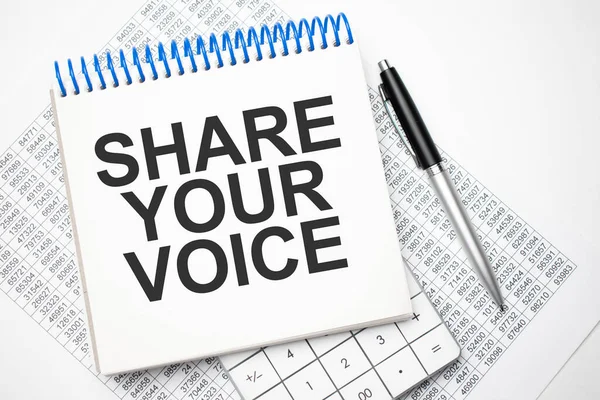 Sesli yazıtlarınızı hesap makinesinin, kalemin ve sayıların yanındaki masada bulunan beyaz bir defterde paylaşın. Vergi kavramı